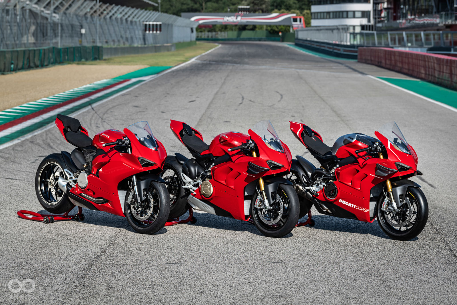 由左至右：Ducati Panigale V2、Ducati Panigale V4 S、Ducati Panigale V4 R。以上三台車擁有超高的相似度。2020 V4車系也全數配上小翅膀